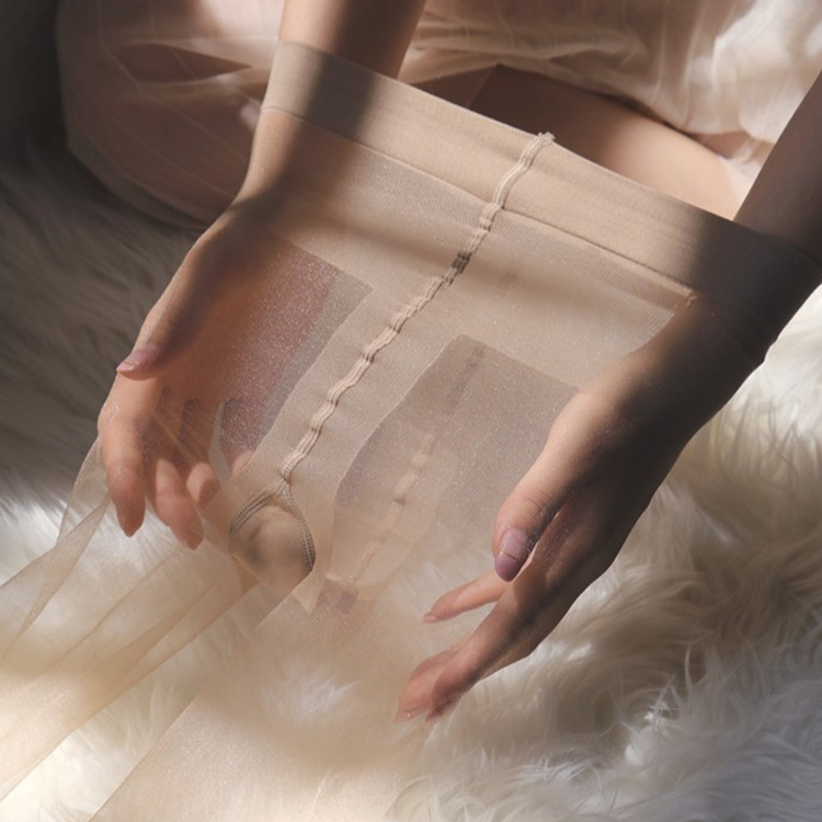 Gyöngyházfényű selyemharisnya egy elegáns és szexi megjelenésért