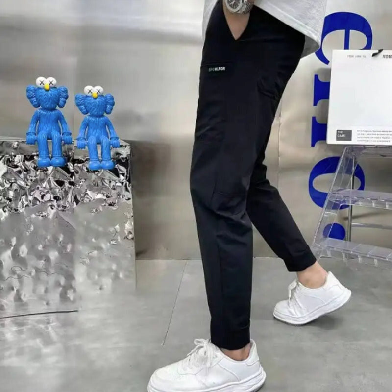 Pantalón cargo cómodo y funcional con múltiples compartimentos