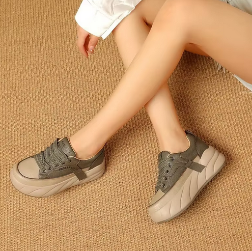 トレンドのルックのための超快適なプラットフォームシューズ