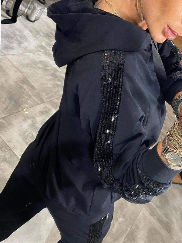 Relaxed set that combines comfort and shiny style